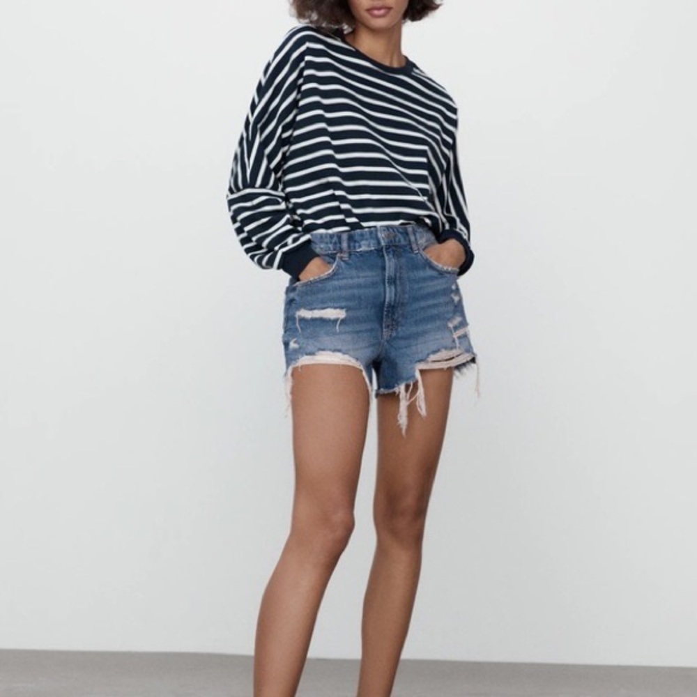 (A6) Zara signature denim The high waist short and Vesti blue, Size 6, NWT